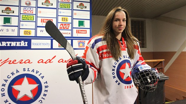 Česká hokejová reprezentantka Adéla Škrdlová je součástí týmu staršího dorostu Horácké Slavie Třebíč. To, že hraje v ryze chlapeckém celku, jí absolutně nevadí. „Navzájem se respektujeme a funguje to úplně v pohodě,“ říká.