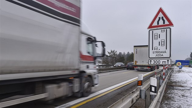 Dopravní omezení na dálnici D1 v opravovaném úseku mezi Velkým Meziříčím na 146. kilometru a Lhotkou na 153. kilometru může kvůli zpoždění stavby trvat až do začátku února. Firmě Colas za to od Ředitelství silnic a dálnic hrozí penále kolem 60 milionů korun.