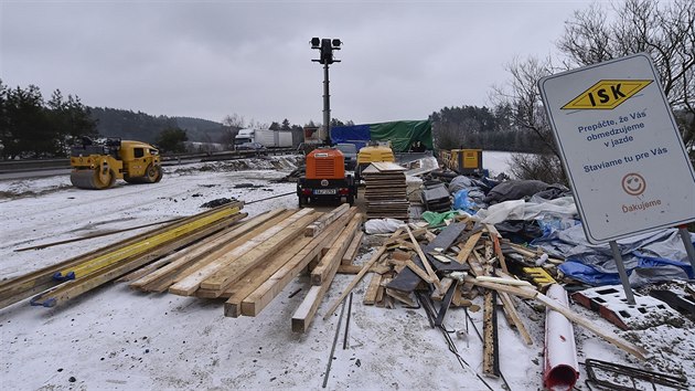 Dopravn omezen na dlnici D1 v opravovanm seku mezi Velkm Mezim na 146. kilometru a Lhotkou na 153. kilometru me kvli zpodn stavby trvat a do zatku nora. Firm Colas za to od editelstv silnic a dlnic hroz penle kolem 60 milion korun.