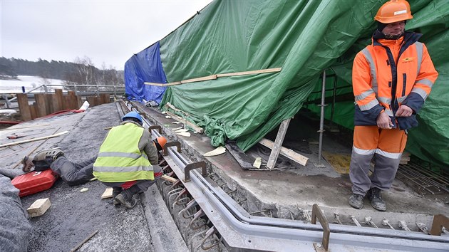 Na mostě nedaleko 149. kilometru dálnice D1 u Jabloňova na Žďársku dělníci stavbu zakryli provizorním stanem vytápěným horkým vzduchem.