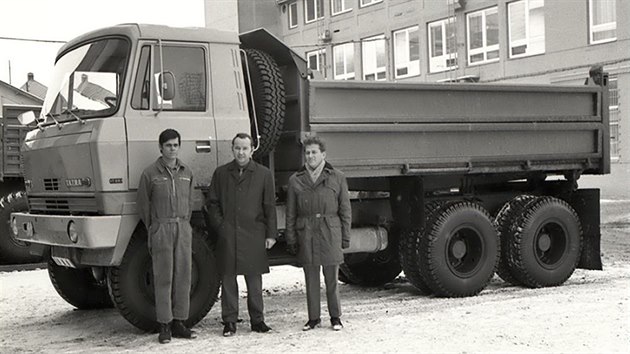 Prototyp třístranného sklápěče Tatra 815, uprostřed stojí hlavní konstruktér podniku Milan Galia