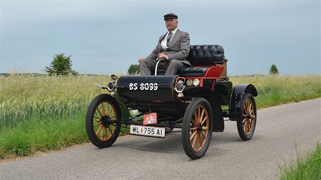 Automobil Oldsmobile Curved Dash na veternsk akci Loukot a emeny 2014