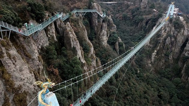 V čínské provincii Che-pej v neděli otevřeli nejdelší skleněný most na světě (24. prosince 2017)