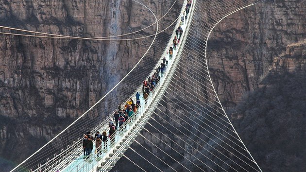 V čínské provincii Che-pej v neděli otevřeli nejdelší skleněný most na světě (24. prosince 2017)