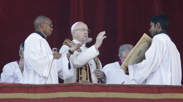 Papež František během požehnání Urbi et orbi (25. prosince 2017)