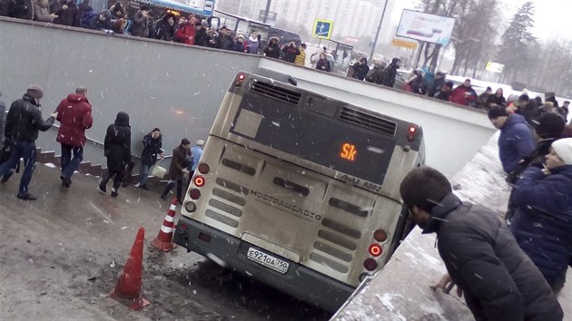 V Moskv sjel linkov autobus do podchodu (25. prosince 2017)