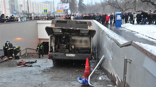 V Moskv sjel linkov autobus do podchodu (25. prosince 2017)