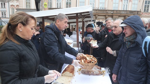 Primtorka Prahy Adriana Krnov s premirem Andrejem Babiem rozdvali ryb polvku a vnoku na Staromstskm nmst (24. prosince 2017).