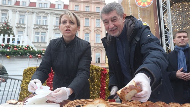 Primátorka Prahy Adriana Krnáčová s premiérem Andrejem Babišem rozdávali rybí polévku a vánočku na Staroměstském náměstí (24. prosince 2017).