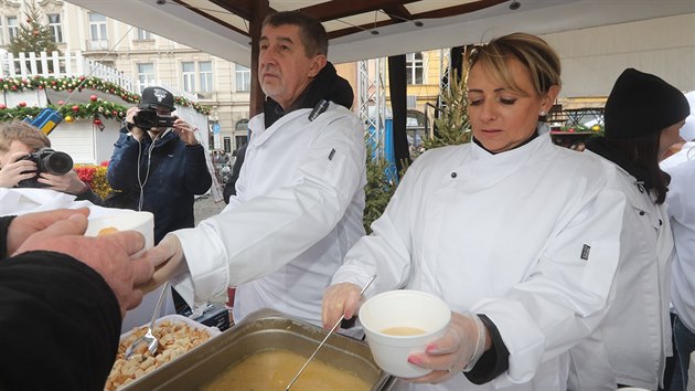 Adriana Krnáčová s premiérem Andrejem Babišem rozdávali rybí polévku a vánočku na Staroměstském náměstí (24. prosince 2017).