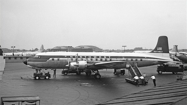 Strojem zkzy byl pi netst na Rickers Island letoun Douglas DC-6A.