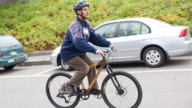 Bez cejchu. S tm, e by jej jako slepce vyhnli ze silnice, se setkv jen zdka. Lid nemusej poznat, e jste slep. A nivky slep cyklista zatm jet natst nemme! smje se Daniel Kish.