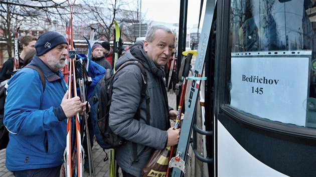 Z Liberce vyrazily do Bedichova zstupy lya. K pesunu vyuily pmch autobusovch linek.