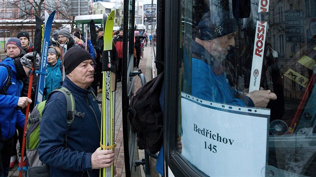 Z Liberce vyrazily do Bedichova zstupy lya. K pesunu vyuily pmch autobusovch linek.