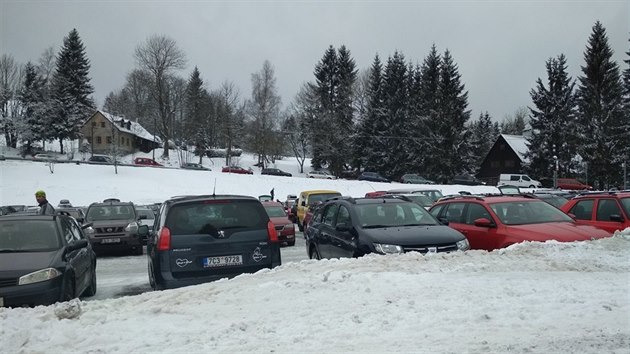 Centrln parkovit u beckho stadionu se zaplnilo u ve tvrt na devt rno.