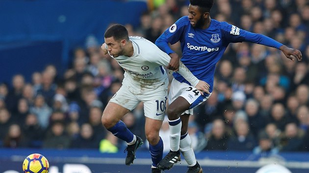 Eden Hazard z Chelsea v souboji s Idrissou Gueyem z Evertonu v utkn anglick fotbalov ligy.