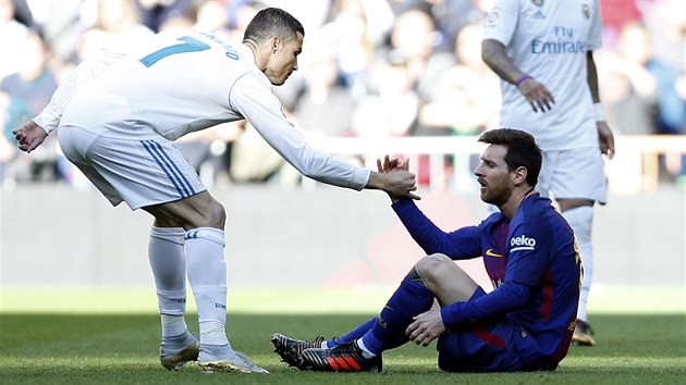 Cirstiano Ronaldo a Lionel Messi. Momentka z fotbalovho El Clsika.