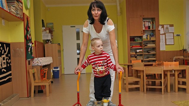 Čtyřletý František Štěpáník postižený dětskou mozkovou obrnou se učí chodit s oporou tříbodových berlí.