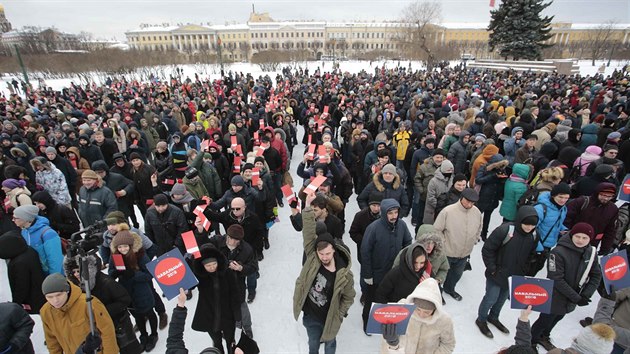 Příznivci ruského opozičního politika Alexeje Navalného se sešli v Petrohradě, aby mu vyjádřili podporu před březnovými prezidentskými volbami. Těch se Navalnyj podle ruských soudů nesmí zúčastnit. (24. prosince 2017)