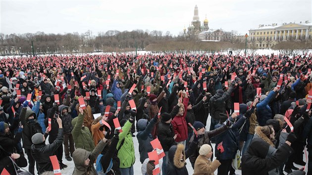 Příznivci ruského opozičního politika Alexeje Navalného se sešli v Petrohradě, aby mu vyjádřili podporu před březnovými prezidentskými volbami. Těch se Navalnyj podle ruských soudů nesmí zúčastnit. (24. prosince 2017)
