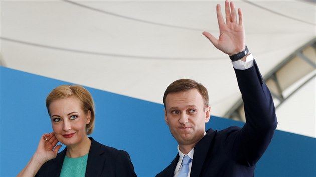 Ldr rusk opozice Alexej Navalnyj a jeho ena Yulia  na mtinku na jeho podporu ped beznovmi prezidentskmi volbami. Tch se podle ruskch  soud Navalnyj nesm zastnit. (24. prosince 2017)