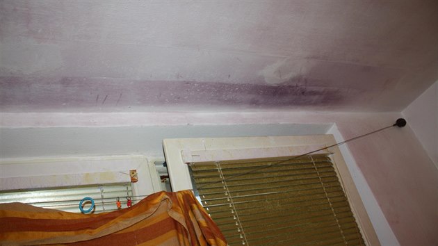 Brněnští policisté odhalili v jedné z ubytoven varnu pervitinu, která svými výpary dodala pokoji fialovou barvu.