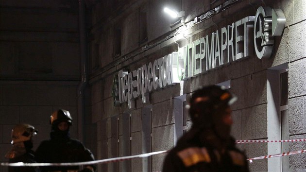 V supermarketu petrohradskho zbavnho centra ve stedu veer explodovalo podomcku vyroben vbun zazen. (27. 12. 2017)