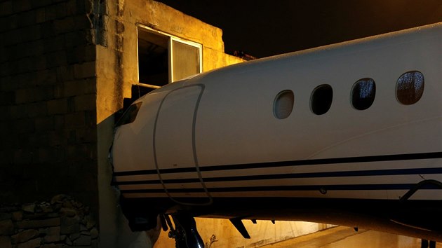 Soukromý letoun stál část noci ještě poklidně na mezinárodním letišti na Maltě. Kvůli silnému větru se ovšem u něj přetrhly lana, které ho měly držet na místě, a letadlo nakonec skončilo přídí v kancelářské budově nedaleko letiště. (27. 12. 2017)