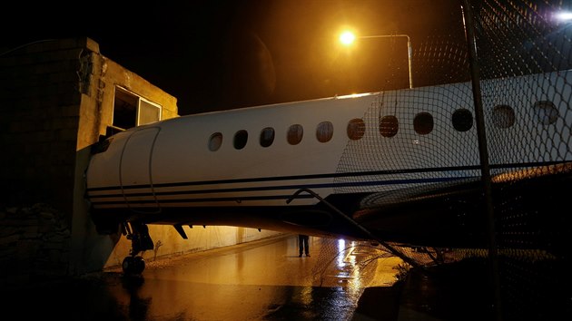 Soukromý letoun stál část noci ještě poklidně na mezinárodním letišti na Maltě. Kvůli silnému větru se ovšem u něj přetrhly lana, které ho měly držet na místě, a letadlo nakonec skončilo přídí v kancelářské budově nedaleko letiště. (27. 12. 2017)