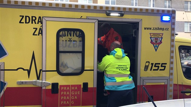 Po srce dvou tramvaj v praskch Stranicch zchrani oetili pt lid (23. prosince 2017).