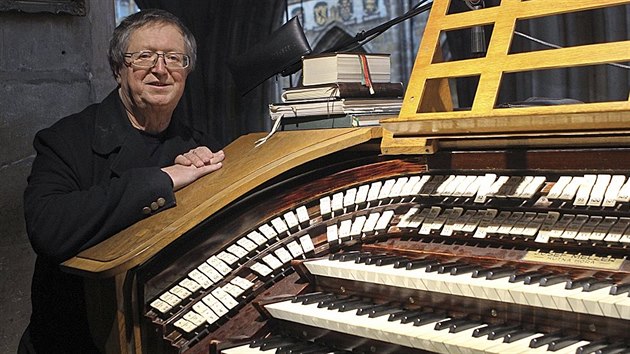 Josef Kšica hraje na Melzerovy varhany, které mají tři manuály, osmapadesát rejstříků a čtyři a půl tisíce píšťal.