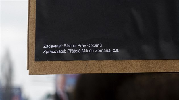 Zadavatelem nových plakátů, které propagují znovuzvolení prezidenta Miloše Zemana, je Strana práv občanů (29.12.2017).