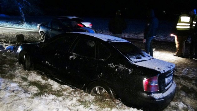 Mezi Kamenic a tinem se stetly dva automobily. Zranno bylo pt osob