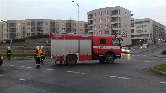 V ulici Ocelkova skonilo auto na stee. Zrann byli dva mui ve vku osmadvacet a tiapadest let (20.12.2017)