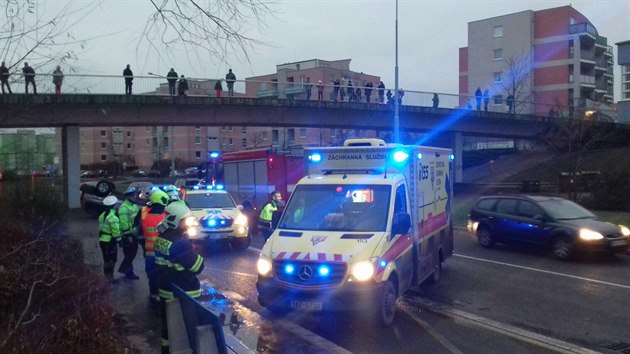 V ulici Ocelkova skonilo auto na stee. Zrann byli dva mui ve vku osmadvacet a tiapadest let (20.12.2017)