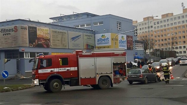 V ulici Ocelkova skonilo auto na stee. Zrann byli dva mui ve vku osmadvacet a tiapadest let (20.12.2017)