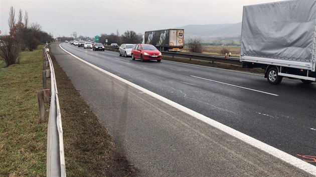 Nehoda esti automobil na 39. kilometru D10 zablokovala dopravu (27.12.2017)