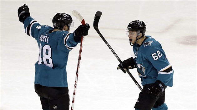 Tom Hertl a Kevin Labanc se raduj z vtznho glu San Jose.