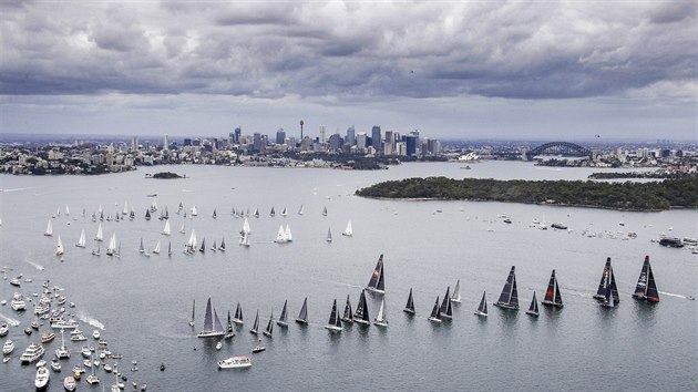 Start slavného jachtařského závodu ze Sydney do Hobartu.