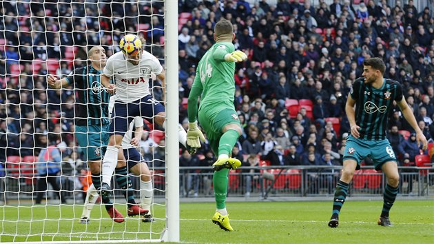Harry Kane z Tottenhamu skruje v utkn proti Southamptonu.