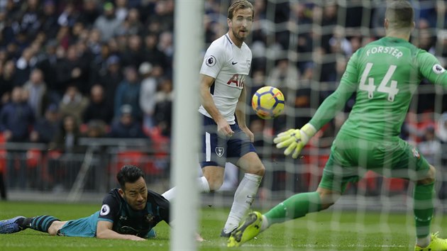 Harry Kane z Tottenhamu završuje hattrick v utkání proti Southamptonu.