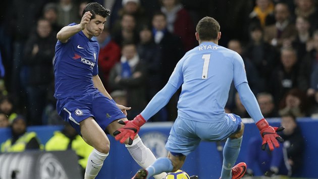 Alvaro Morata z Chelsea se pokou pekonat branke Brightonu Matthewa Ryana.