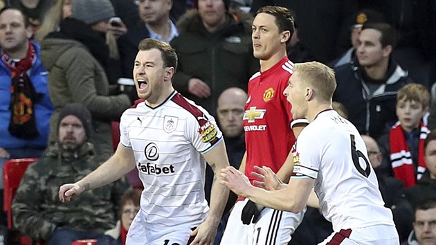 Ashley Barnes z Burnley (vlevo) se raduje z glu v utkn proti Manchesteru United.