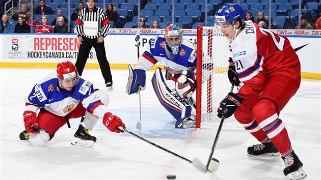 Filip Chytil před ruskou brankou v utkání mistrovství světa hokejistů do 20 let.