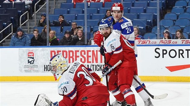 Český brankář Josef Kořenář zasahuje v utkání mistrovství světa hokejistů do 20 let, před ruskou hrozbou ho jistí Marek Zachar.