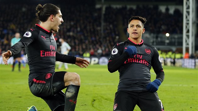 Alexis Sanchez (vpravo) a Hector Bellerin slav gl Arsenalu.