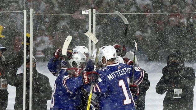 Američtí hokejisté se radují z gólu proti Kanadě v utkání pod širým nebem na mistrovství světa juniorů.