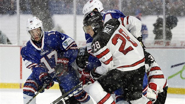 Momentka souboje amerických hokejistů s Kanadou v utkání pod širým nebem na mistrovství světa juniorů.