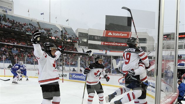 Kanaďané slaví gól proti americkým hokejistům v utkání pod širým nebem na mistrovství světa juniorů.