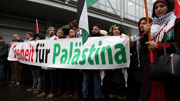 Pslunci arabsk komunity v Berln demonstruj proti rozhodnut prezidenta Trumpa uznat Jeruzalm za hlavn msto Izraele. (15. 12. 2017)